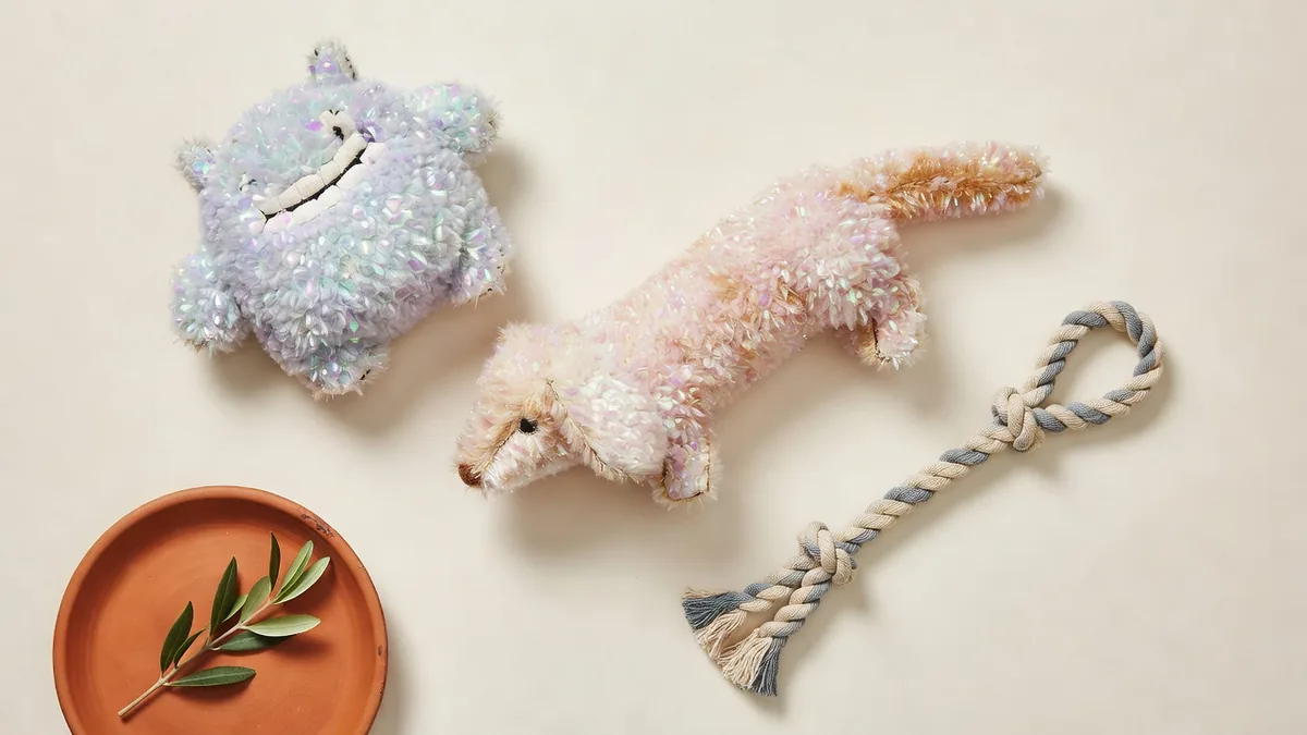 Peluche Monster Series accanto a un trio di animali e a un tug in lino-nylon per la pianificazione dell'assortimento